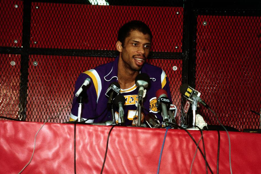 5 aprile 1984: Kareem in conferenza stampa dopo la partita in cui è diventato il miglior marcatore di sempre.
